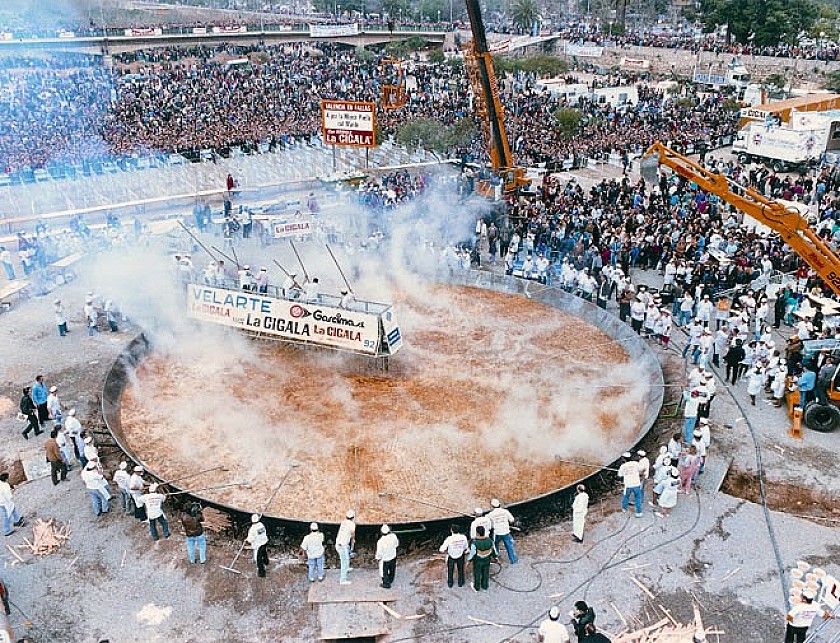 die größte Paella der Welt mit 110.000 Portionen - Van Dam Estates