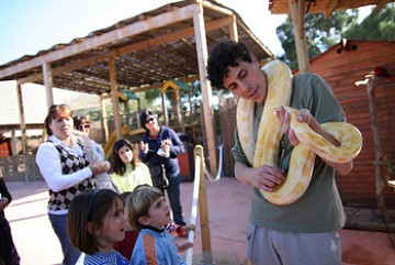 Interacción con animales en Terra Natura en Murcia - Van Dam Estates