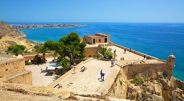 El majestuoso Castillo de Santa Bárbara - Van Dam Estates