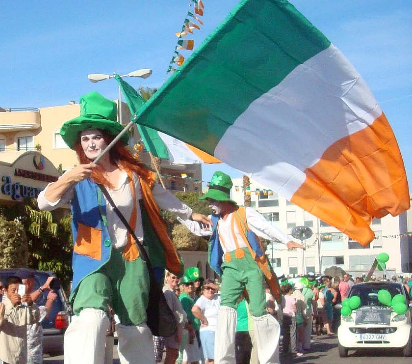 Desfile del día de San Patricio Cabo Roig - Van Dam Estates